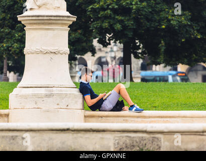 Padoue, Italie - 5 août 2016 : La Piazza de Prato della Valle, Padova, Italie.Man reading book. Banque D'Images