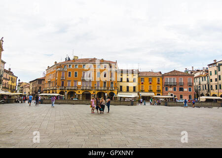 Padoue, Italie - 5 août 2016 : Scène de la Piazza Duomo (place de la cathédrale), avec les collectivités locales et les touristes, à Padoue, Vénétie, Italie Banque D'Images