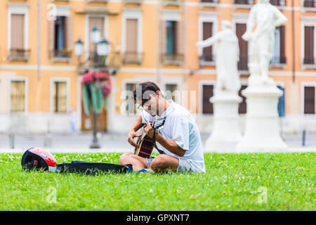 Padoue, Italie - 5 août 2016 : La Piazza de Prato della Valle, Padova, Italie.Un homme joue de la guitare. Banque D'Images