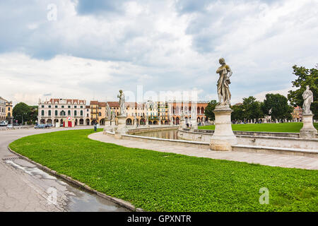 Padoue, Italie - 5 août 2016 : La Piazza de Prato della Valle, Padova, Italie. Banque D'Images