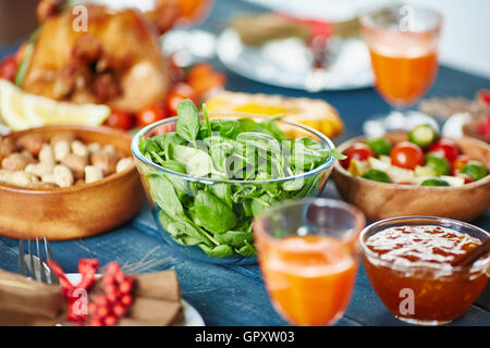 Des plats frais sur Table de dîner d'automne Banque D'Images