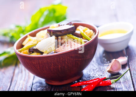 Légumes poêlés dans un bol et sur une table Banque D'Images