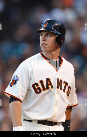 Le 11 mai 2011, San Francisco, CA, USA ; San Francisco Giants catcher Buster Posey (28) retourne à l'étang-réservoir après substitution, à l'encontre des Arizona Diamondbacks au cours de la deuxième manche à AT&T Park. San Francisco a défait l'Arizona 4-3. Banque D'Images