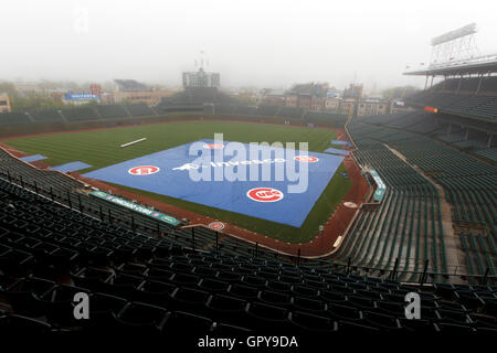 14 mai, 2011 ; Chicago, IL, USA ; vue générale de Wrigley Field avec une bâche de pluie sur l'entrepiste avant le match entre les Cubs de Chicago et les Giants de San Francisco. Banque D'Images