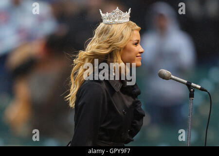 14 mai, 2011 ; Chicago, IL, États-Unis d'Amérique ; Mlle Teresa Scanlan chante l'hymne national avant le match entre les Cubs de Chicago et les Giants de San Francisco à Wrigley Field. Banque D'Images