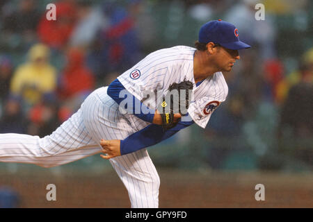 14 mai 2011 ; Chicago, il, États-Unis; le lanceur Doug Davis (32) des Chicago Cubs affronte les Giants de San Francisco lors de la première manche au Wrigley Field. Banque D'Images