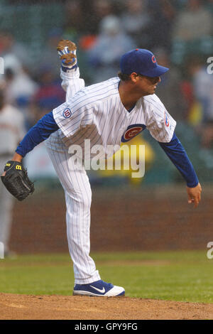 14 mai 2011 ; Chicago, il, États-Unis; le lanceur Doug Davis (32) des Chicago Cubs affronte les Giants de San Francisco lors de la première manche au Wrigley Field. Banque D'Images