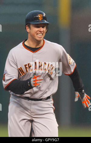 14 mai, 2011 ; Chicago, IL, USA ; San Francisco Giants catcher Buster Posey (28) s'exécute à la troisième base au cours de la première manche contre les Cubs de Chicago au Wrigley Field. Banque D'Images