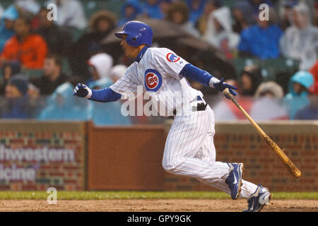 14 mai, 2011 ; Chicago, IL, USA ; Chicago Cubs second sous Darwin Barney (15) hits un seul contre les Giants de San Francisco au cours de la première manche à Wrigley Field. Banque D'Images