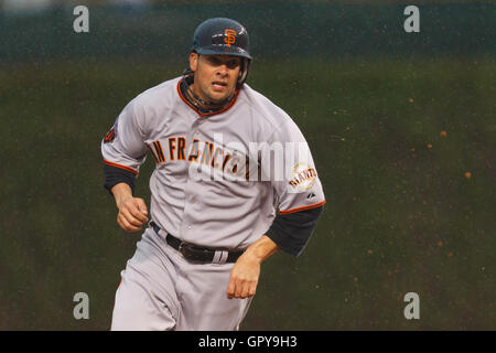14 mai, 2011 ; Chicago, IL, USA ; San Francisco Giants lanceur droitier Ryan Vogelsong (32) s'exécute à la troisième base au cours de la troisième manche contre les Cubs de Chicago au Wrigley Field. Banque D'Images