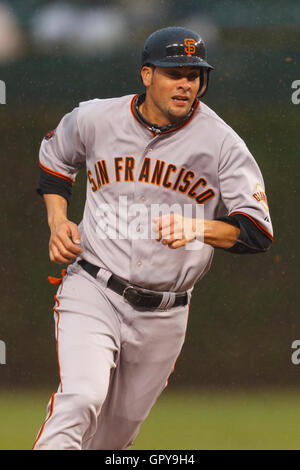 14 mai, 2011 ; Chicago, IL, USA ; San Francisco Giants lanceur droitier Ryan Vogelsong (32) s'exécute à la troisième base au cours de la troisième manche contre les Cubs de Chicago au Wrigley Field. Banque D'Images