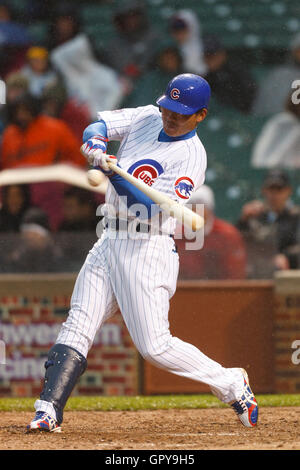 14 mai, 2011 ; Chicago, IL, USA ; Chicago Cubs voltigeur Kosuke Fukudome droit (1) à la batte contre les Giants de San Francisco au cours de la troisième manche à Wrigley Field. San Francisco Chicago battu 3-0 dans un match écourté de pluie. Banque D'Images