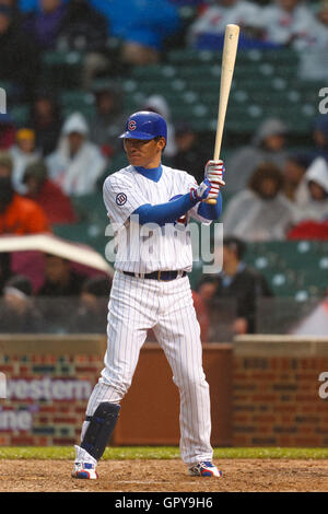 14 mai, 2011 ; Chicago, IL, USA ; Chicago Cubs voltigeur Kosuke Fukudome droit (1) à la batte contre les Giants de San Francisco au cours de la troisième manche à Wrigley Field. San Francisco Chicago battu 3-0 dans un match écourté de pluie. Banque D'Images