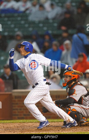 14 mai, 2011 ; Chicago, IL, USA ; Chicago Cubs second sous Darwin Barney (15) hits un double contre les Giants de San Francisco au cours de la troisième manche à Wrigley Field. Banque D'Images