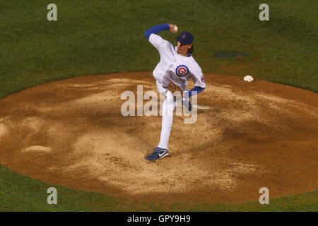 14 mai, 2011 ; Chicago, IL, USA ; Chicago Cubs lanceur droitier jeff samardzija (29) emplacements contre les Giants de San Francisco au cours de la sixième manche à Wrigley Field. Banque D'Images