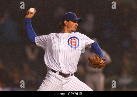 14 mai, 2011 ; Chicago, IL, USA ; Chicago Cubs lanceur droitier Jeff Samardzija (29) emplacements contre les Giants de San Francisco au cours de la sixième manche à Wrigley Field. Banque D'Images