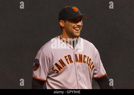 14 mai, 2011 ; Chicago, IL, USA ; le voltigeur des Giants de San Francisco mark derosa (7) rit tout en se tenant dans la pluie à la troisième base contre les Cubs de Chicago lors de la sixième manche à Wrigley Field. Banque D'Images