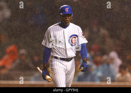 14 mai, 2011 ; Chicago, IL, USA ; le voltigeur des Chicago Cubs Alfonso Soriano (12) retourne à l'étang-réservoir après suppression de contre les Giants de San Francisco au cours de la sixième manche à Wrigley Field. Banque D'Images