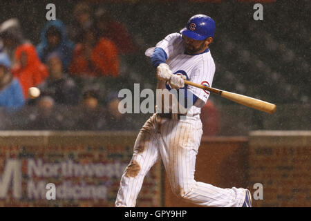 14 mai 2011 ; Chicago, il, États-Unis; Blake DeWitt (9), deuxième joueur des Chicago Cubs, frappe un simple contre les Giants de San Francisco lors de la sixième manche à Wrigley Field. Banque D'Images