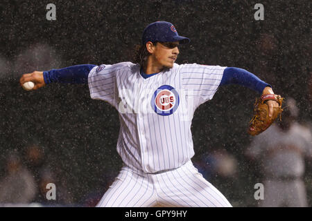 14 mai, 2011 ; Chicago, IL, USA ; Chicago Cubs lanceur droitier jeff samardzija (29) emplacements contre les Giants de San Francisco au cours de la septième manche à Wrigley Field. Banque D'Images