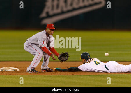 16 mai, 2011 ; Oakland, CA, USA ; Oakland Athletics champ centre Coco Crisp (4) vole la deuxième base de l'avant d'un jet à Los Angeles Angels shortstop Erick Aybar (à gauche) au cours de la neuvième manche au Oakland-Alameda County Coliseum. Oakland défait Los Angel Banque D'Images