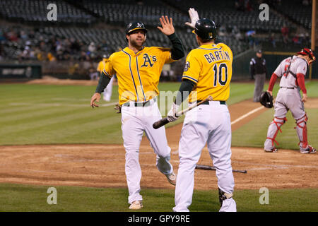 17 mai, 2011 ; Oakland, CA, USA ; Oakland Athletics de troisième but kevin kouzmanoff (à gauche) célèbre son premier but avec daric Barton (10) après avoir marqué une course contre les los angeles angels lors de la deuxième manche à Oakland-Alameda County Coliseum. Banque D'Images