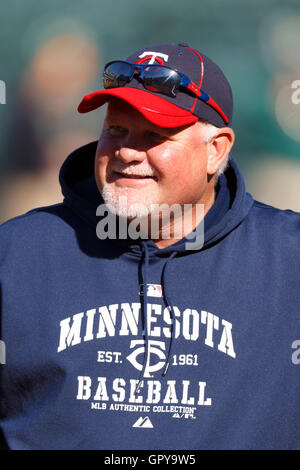 Le 18 mai 2011, Oakland, CA, USA ; Ron Gardenhire gestionnaire des Twins de Minnesota (35) montres son équipe au cours de la pratique au bâton avant le match contre les Athletics d'Oakland au Oakland-Alameda County Coliseum. Minnesota a battu 4-3 en 10 manches d'Oakland. Banque D'Images