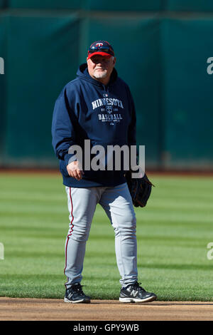Le 18 mai 2011, Oakland, CA, USA ; Ron Gardenhire gestionnaire des Twins de Minnesota (35) se trouve dans l'entrepiste avant le match contre les Athletics d'Oakland au Oakland-Alameda County Coliseum. Banque D'Images