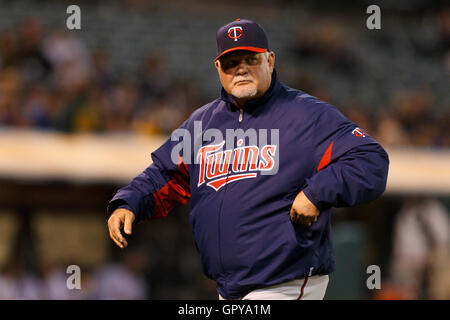 Le 18 mai 2011, Oakland, CA, USA ; Ron Gardenhire gestionnaire des Twins de Minnesota (35) retourne à l'étang-réservoir après avoir fait un changement de tangage Oakland Athletics lors de la neuvième manche au Oakland-Alameda County Coliseum. Banque D'Images