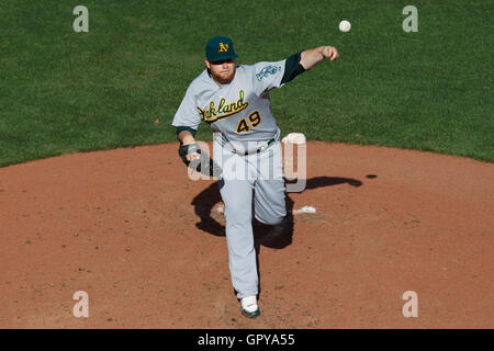 21 mai 2011 ; San Francisco, CA, États-Unis; Brett Anderson (49), lanceur de départ d'Oakland Athletics, affronte les Giants de San Francisco lors de la quatrième manche à AT&T Park. Banque D'Images