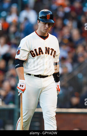 Le 25 mai 2011, San Francisco, CA, USA ; San Francisco Giants catcher Buster Posey (28) retourne à l'étang-réservoir après substitution, à l'encontre de la Floride Marlins durant la première manche à AT&T Park. Floride San Francisco défait 7-6 en 12 manches. Banque D'Images