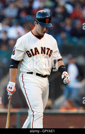 Le 25 mai 2011, San Francisco, CA, USA ; San Francisco Giants catcher Buster Posey (28) retourne à l'étang-réservoir après substitution, à l'encontre de la Floride Marlins durant la première manche à AT&T Park. Banque D'Images