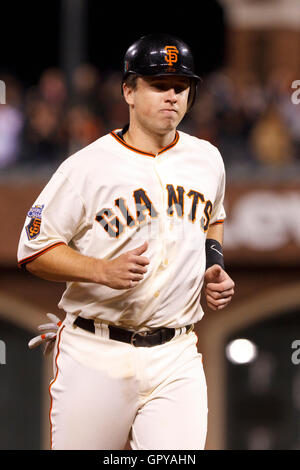 Le 25 mai 2011, San Francisco, CA, USA ; San Francisco Giants catcher Buster Posey (28) retourne à l'étang-réservoir au cours de la neuvième manche contre les Marlins de la Floride à AT&T Park. Défait en Floride San Francisco 7-6 en 12 manches. Banque D'Images