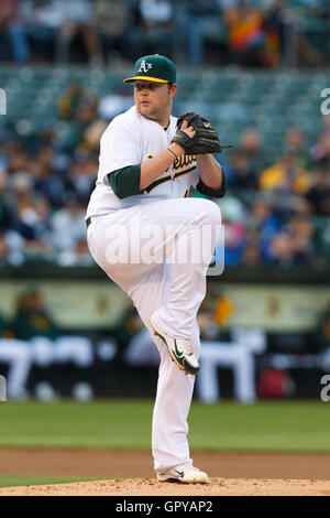 31 mai, 2011 ; Oakland, CA, USA ; Oakland Athletics le lanceur partant Brett Anderson (49) emplacements contre les Yankees de New York au cours de la première manche à Oakland-Alameda County Coliseum. new york oakland défait 10-3. Banque D'Images