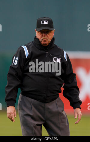 31 mai 2011 ; Oakland, CALIFORNIE, États-Unis; le juge-arbitre de la MLB Jim Joyce (66) est derrière la première base lors de la première manche entre les Oakland Athletics et les New York Yankees au Oakland-Alameda County Coliseum. New York bat Oakland 10-3. Banque D'Images