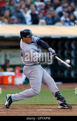 31 mai, 2011 ; Oakland, CA, USA ; le joueur de premier but des Yankees de New York mark teixeira (25) hits un seul contre les athletics d'Oakland au cours de la première manche à Oakland-Alameda County Coliseum. Banque D'Images
