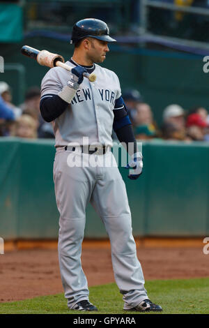 31 mai 2011 ; Oakland, CALIFORNIE, États-Unis; Nick Swisher (33), le joueur de droite des New York Yankees, se tient dans le cercle sur le pont lors de la première manche contre les Oakland Athletics au Oakland-Alameda County Coliseum. New York bat Oakland 10-3. Banque D'Images