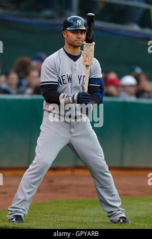 31 mai, 2011 ; Oakland, CA, USA ; new york yankees nick swisher fielder droit (33) se trouve dans le cercle sur le pont pendant la première manche contre les Oakland Athletics d'Oakland-Alameda County Coliseum. new york oakland défait 10-3. Banque D'Images