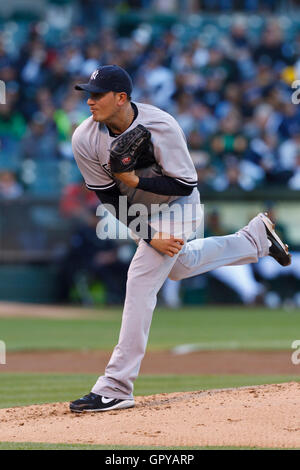 31 mai, 2011 ; Oakland, CA, USA ; New York Yankees le lanceur partant Freddy Garcia (36) emplacements contre les Athletics d'Oakland au cours de la première manche au Oakland-Alameda County Coliseum. Banque D'Images