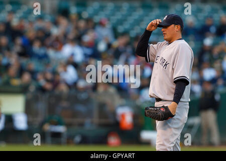 31 mai, 2011 ; Oakland, CA, USA ; New York Yankees le lanceur partant Freddy Garcia (36) se dresse sur la pitchers mound au cours de la première manche contre les Athletics d'Oakland au Oakland-Alameda County Coliseum. New York Oakland défait 10-3. Banque D'Images