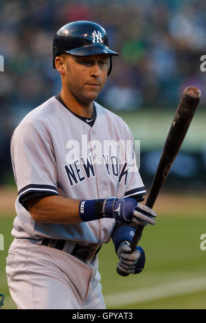 31 mai, 2011 ; Oakland, CA, USA ; New York Yankees l'arrêt-court Derek Jeter (2) à la batte contre les Athletics d'Oakland au cours de la troisième manche au Oakland-Alameda County Coliseum. New York Oakland défait 10-3. Banque D'Images