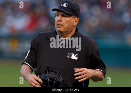 31 mai, 2011 ; Oakland, CA, USA ; juge-arbitre MLB Derryl Cousins (13) se tient derrière la plaque durant la quatrième manche entre les Athletics d'Oakland et les Yankees de New York au Oakland-Alameda County Coliseum. New York Oakland défait 10-3. Banque D'Images