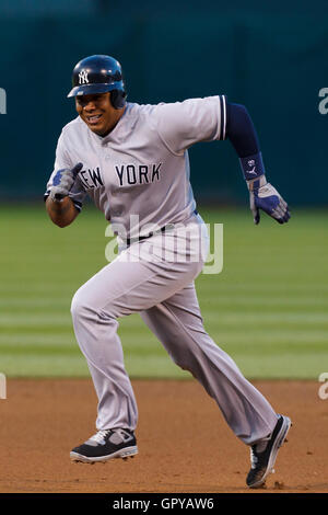31 mai 2011 ; Oakland, CALIFORNIE, États-Unis; Andruw Jones (18 ans), membre du centre des Yankees de New York, court à la première base contre les Oakland Athletics lors de la quatrième manche au Oakland-Alameda County Coliseum. New York bat Oakland 10-3. Banque D'Images