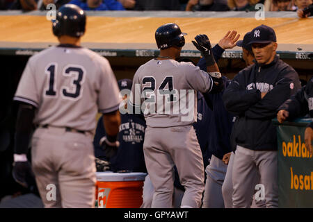 31 mai 2011 ; Oakland, CALIFORNIE, États-Unis; Robinson Cano (24 ans), deuxième joueur des Yankees de New York, est félicité par ses coéquipiers après avoir remporté un circuit de deux points contre les Oakland Athletics lors de la cinquième manche au Oakland-Alameda County Coliseum. Banque D'Images