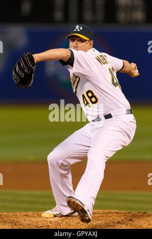 31 mai, 2011 ; Oakland, CA, USA ; Oakland Athletics relief pitcher Michael Wuertz (48) emplacements contre les Yankees de New York au cours de la septième manche au Oakland-Alameda County Coliseum. New York Oakland défait 10-3. Banque D'Images