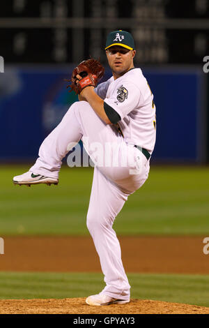 31 mai 2011 ; Oakland, CALIFORNIE, États-Unis; Joey Devine (33), lanceur de secours d'Oakland Athletics, affronte les Yankees de New York lors de la neuvième manche au Oakland-Alameda County Coliseum. New York bat Oakland 10-3. Banque D'Images