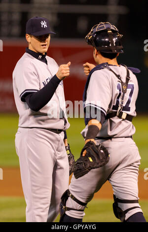 31 mai, 2011 ; Oakland, CA, USA ; New York Yankees relief pitcher Lance Pendleton (à gauche) célèbre avec catcher Francisco Cervelli (17) après le match contre les Athletics d'Oakland au Oakland-Alameda County Coliseum. New York Oakland défait 10-3. Banque D'Images