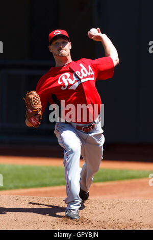 12 juin, 2011 ; San Francisco, CA, USA ; Cincinnati Reds le lanceur partant Travis Wood (30) emplacements dans l'enclos pendant la pratique au bâton avant le match contre les Giants de San Francisco à AT&T Park. San Francisco a battu Cincinnati 4-2. Banque D'Images