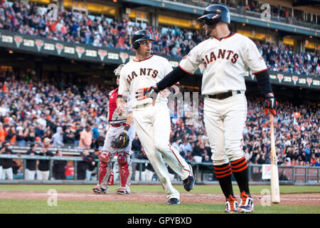 12 juin, 2011 ; San Francisco, CA, USA ; San Francisco Giants Nate Schierholtz fielder droit (à gauche) est félicité par le joueur de gauche Cody Ross (13) après avoir marqué une course contre les Reds de Cincinnati au cours de la quatrième manche à AT&T Park. Banque D'Images