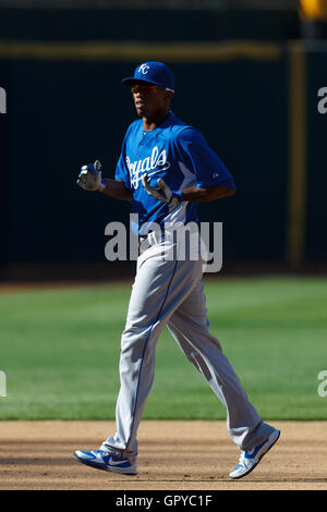 14 juin 2011, Oakland, CA, USA ; Kansas City Royals shortstop alcides Escobar (2) se réchauffe au cours de la pratique au bâton avant le match contre les Oakland Athletics d'Oakland-Alameda County Coliseum. Kansas city oakland défait 7-4. Banque D'Images